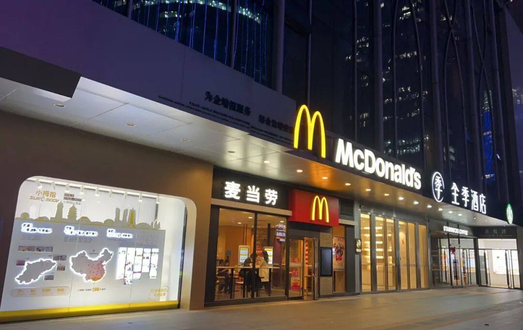 闪耀未来 共启新篇｜小拇指重磅登陆钱江新城CBD橱窗，开创汽车后市场新范式