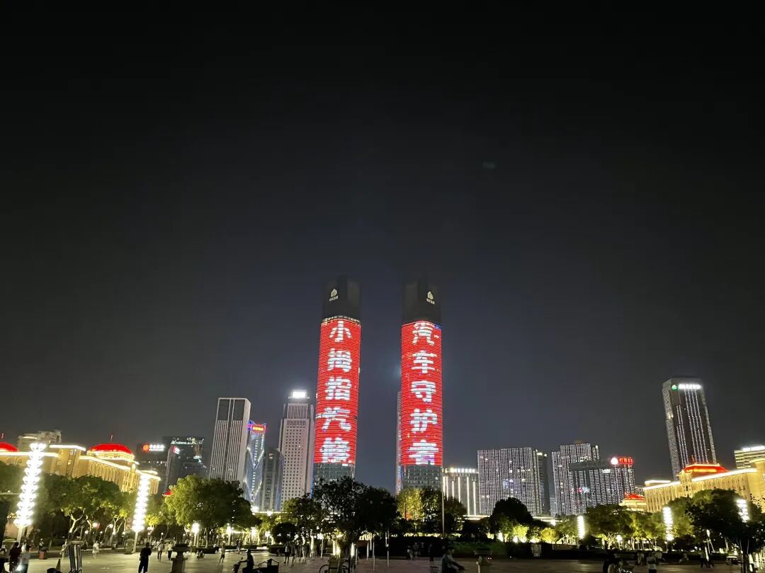 小拇指品牌广告登陆南昌绿地双子塔 地标灯光秀引爆城市关注